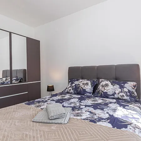 1 Bedroom Stunning In Lägenhet Vodice