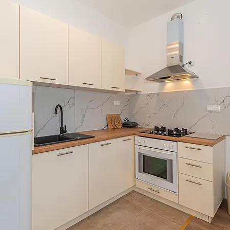 1 Bedroom Stunning In Lägenhet Vodice